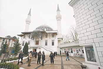 Moschee in Berlin mit zahlreichen Besuchern davor