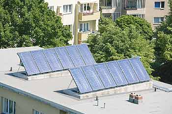 Solarpaneele auf dem Dach eines Hauses