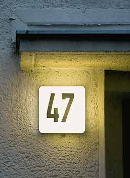 Beleuchtete Hausnummer 47 am Hauseingang