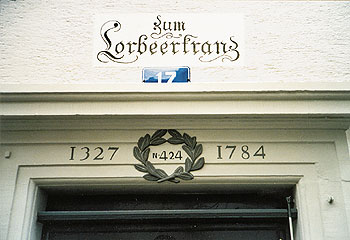 Hauseingang mit der Inschrift 'Zum Lorbeerkranz'