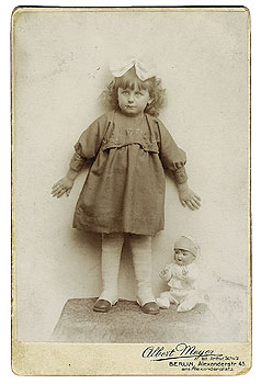 Hildegard Dockal, 1921 als Dreijährige