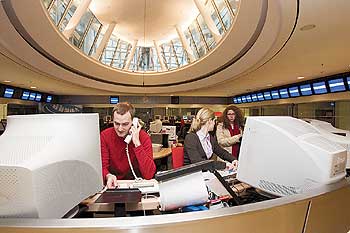 Menschen am Computer und am Telefon in der Börse Berlin