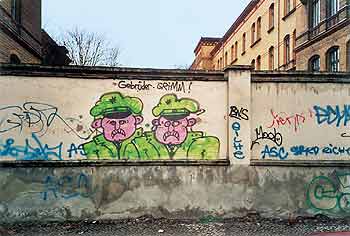 Mauer mit Graffiti-Bemalungen