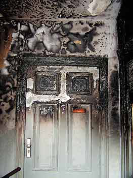 Treppenhausbrand, verbrannte Wohnungstür