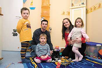 Familie Beumichen mit ihren Kindern im Kinderzimmer