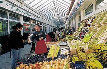 Türkischer Gemüsehändler vor seinem Laden