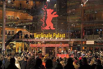 Menschen vor dem Eingang zum Berlinale Palast