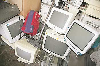 Elektroschrott - ausrangierte Monitore, Rechner und Staubsauger