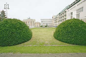 Gepflegte Rasenfläche am Leipziger Platz in Mitte