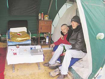 Souvard (rechts) besucht seinen obdachlosen Freund Eddy in dessen Zelt