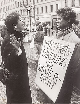 Der spätere Bausenator Wolfgang Nagel (SPD) trägt ein Protestplakat 'Mietpreisbindung als Dauerrecht'