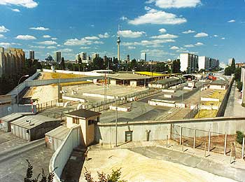 Blick auf die Grenzbefestigungsanlagen der Berliner Mauer