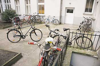 Fahrräder stehen kreuz und quer in einem Innenhof