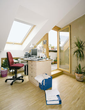 Büro im Dachgeschoss mit einer Dachschräge