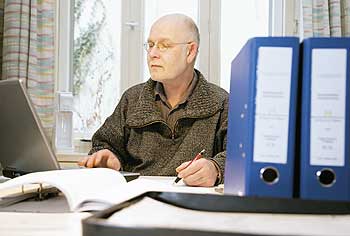 Bauingenieur Uwe Wöllert bei der Prüfung von Abrechnungsbelegen