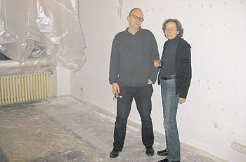 Mieter Arens/Eilers aus der Dudenstraße 10 in ihrem mit Planen verhängten Wohnzimmer