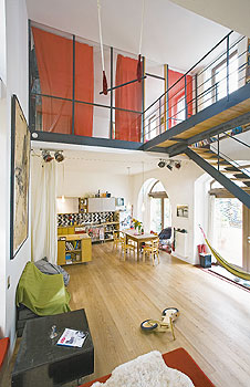 Blick in eine lichtdurchflutete, offene, über zwei Stockwerke sich erstreckende Wohnung