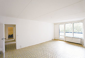 Ein großes, weiß gestrichenes Zimmer