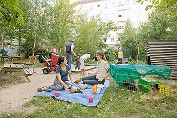 Junge Mütter mit ihren Kindern auf einem Spielplatz