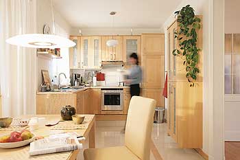 Offene Wohnküche mit Esstisch im Vordergrund