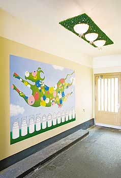 Farbenfroh gestalteter Hauseingang mit Gemälde an der Wand