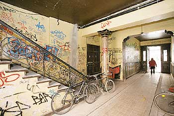 Mit Farbschmierereien verunstalteter Hauseingang