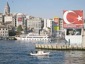Blick auf den Bosporus mit Gebäuden Istanbuls im Hintergrund