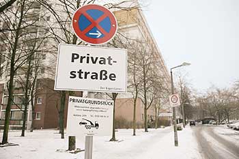 Straße mit Halteverbotsschild und einem Schild mit der Aufschrift 'Privatstraße'