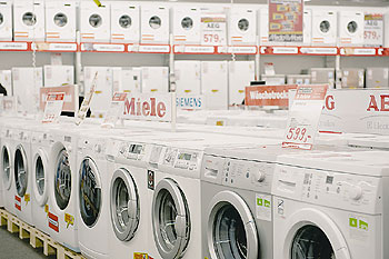 Waschmaschinen, aufgereiht in einem Verkaufsraum