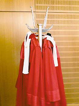 Rote Roben an Kleiderhaken