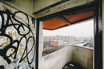 Blick von einem Graffiti-verschmierten Balkon auf Wohnbauten in Kreuzberg-Nordost