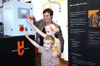 Einweihung des Blockheizkraftwerkes im Lindenhof: am Startknopf Berlins Stadtentwicklungssenatorin Junge-Reyer mit jungen Mietern