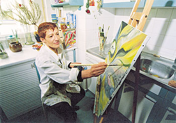 Eine Künstlerin bei der Arbeit an ihrer Staffelei