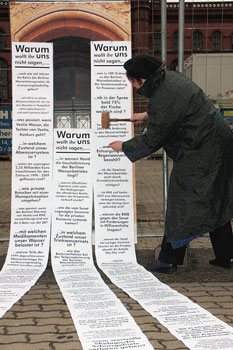 Plakat mit Fragen des Berliner Wassertischs am Roten Rathaus