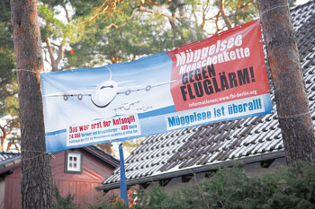 Protestplakate gegen Fluglärm am Müggelsee