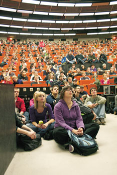 Studenten im überfüllten Hörsaal
