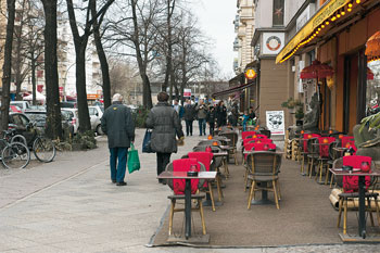 Bürgersteig mit Gastronomietischen in der Maaßenstraße