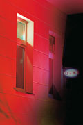 Rot ausgeleuchtete Hausfassade