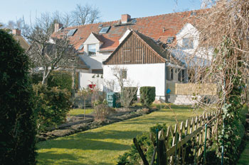 Wohngebäude mit Garten