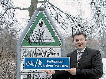 Andreas Geisel, Bezirksstadtrat für Umwelt und Gesundheit in Lichtenberg, mit dem neuen Verkehrszeichen