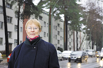 Mietersprecherin Barbara Boroviczény vor Wohnhäusern in der Argentinischen Allee