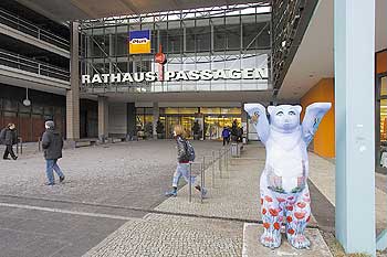 Rathaus-Passagen mit Berliner Bär am Eingang