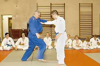 Judotrainer beim Judotraining mit Jugentlichen in der Sporthalle