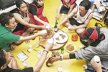 Südkoreaner beim gemeinsamen Essen auf dem Fußboden
