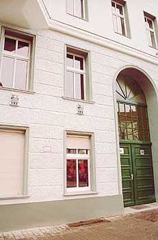 Fenster mit roten Herzen im Parterre eines Wohnhauses