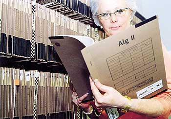 Jobcenter-Mitarbeiterin mit einer Alg-II-Akte