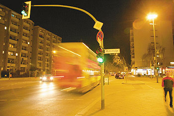Vorbeifahrender Bus auf der Martin-Luther-Straße bei Nacht