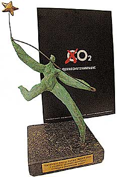 Figur auf einer Steinplatte - Diesen Preis erhielt 'co2online'