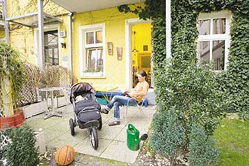 Die Natur vor der Haustür: Jaqueline Kemnitz mit Sohn Tom im Kinderwagen auf ihrer Terrasse