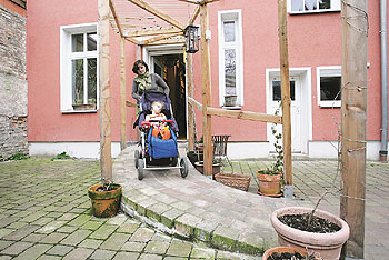 Constanze Maschke und ihre behinderte Tochter im Kinderwagen auf einer Rampe